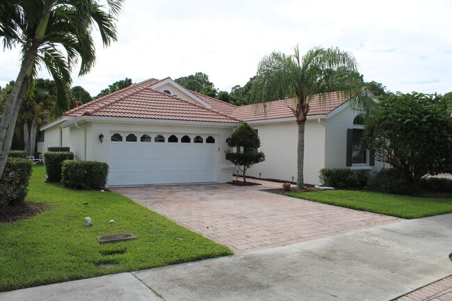 639 SW Lake Charles Cir in Port St. Lucie, FL - Building Photo - Building Photo