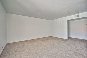 5240 Indian River Dr in Las Vegas, NV - Building Photo - Building Photo