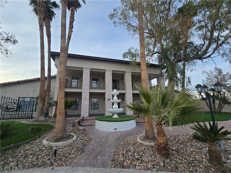 2575 S Tenaya Way, Unit 1 in Las Vegas, NV - Building Photo