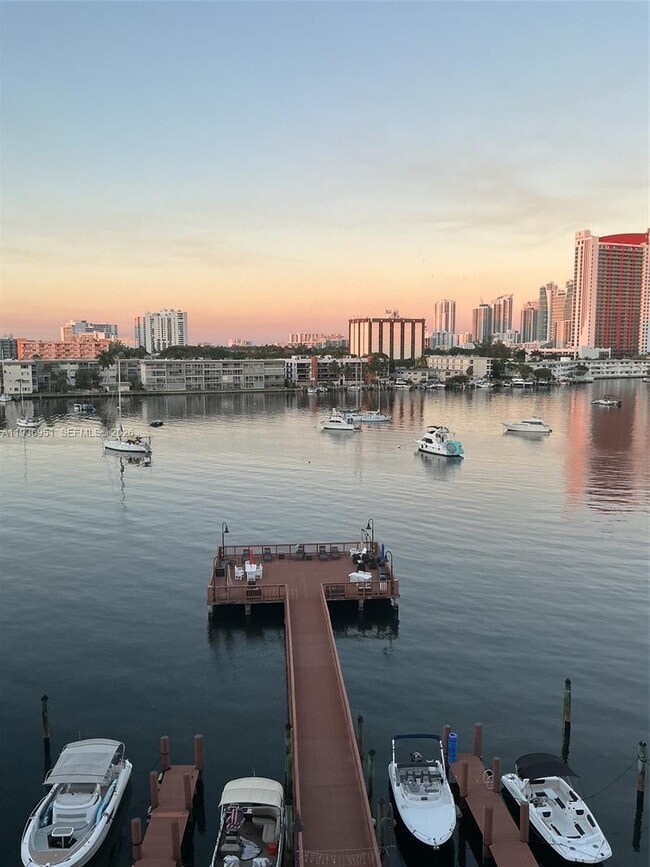 400 Golden Isles Dr in Hallandale Beach, FL - Foto de edificio - Building Photo