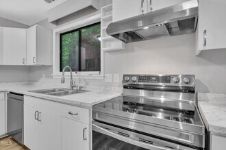 213 Deepwood Rd in Chapel Hill, NC - Building Photo - Building Photo