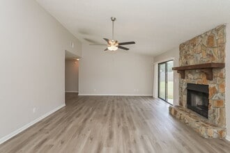 936 Sunridge Point Dr in Seffner, FL - Building Photo - Building Photo