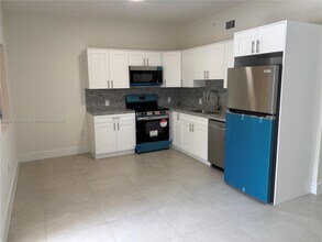 310 E 7th St in Hialeah, FL - Foto de edificio - Building Photo