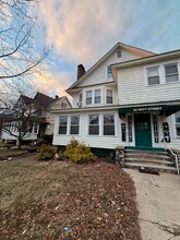 52 Hoyt St, Unit 2nd Floor in Stamford, CT - Foto de edificio - Building Photo