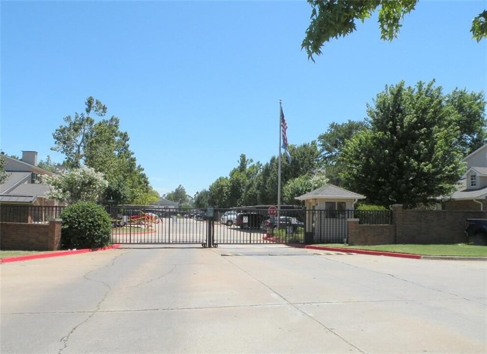 3200 W Britton Rd, Unit Condo #281 - 2nd Floor in The Village, OK - Building Photo