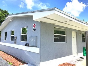 241 SW 23rd St in Fort Lauderdale, FL - Building Photo - Building Photo