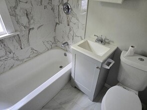 22 Holly St in Waterbury, CT - Building Photo - Building Photo