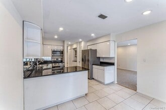 124 Foxwood Dr in Jericho, NY - Building Photo - Building Photo