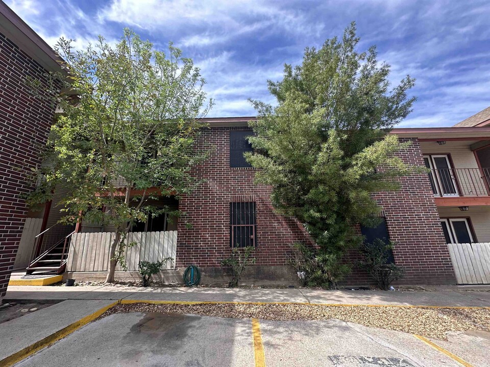 1111 Shiloh Dr in Laredo, TX - Building Photo