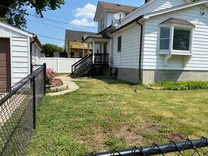 2242 12th St, Unit 1 in Wyandotte, MI - Foto de edificio - Building Photo