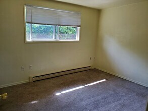 677 SW Levens St, Unit # 3 in Dallas, OR - Foto de edificio - Building Photo