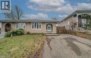 310 Magnolia Dr in Hamilton, ON - Building Photo