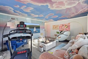 22259 Kittridge St in Los Angeles, CA - Building Photo