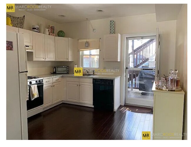 112 W 7th St, Unit 1 in Boston, MA - Foto de edificio - Building Photo