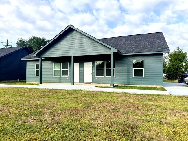 504 Ross Sterling Ave in Anahuac, TX - Building Photo - Building Photo