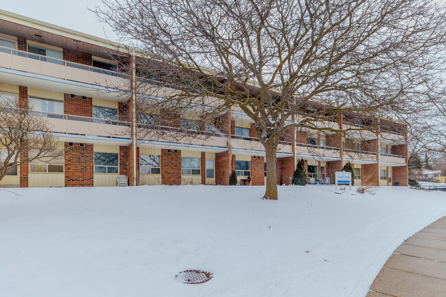 Hadati Road Court in Guelph, ON - Building Photo - Building Photo