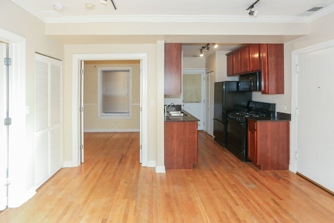 628 W Roscoe St, Unit 1N in Chicago, IL - Foto de edificio - Building Photo