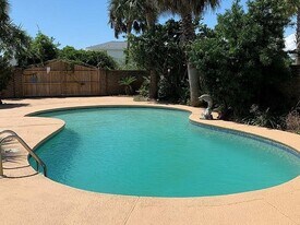 102 Buccaneer Dr in Port St. Joe, FL - Building Photo