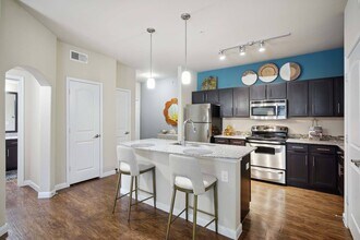 Platinum Shavano Oaks Apartments in San Antonio, TX - Foto de edificio - Building Photo