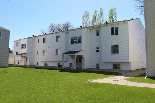 Ninth Street North Apartments in Wahpeton, ND - Foto de edificio - Building Photo