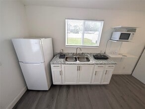 1002 Kirkland Dr in Tampa, FL - Building Photo - Building Photo
