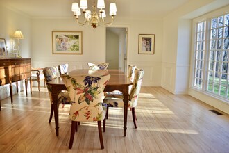 60 Squires Ln in New Canaan, CT - Foto de edificio - Building Photo