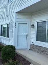 122 Creston Cir in Aurora, IL - Building Photo - Building Photo