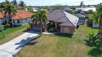 2110 SW 38th Terrace in Cape Coral, FL - Building Photo