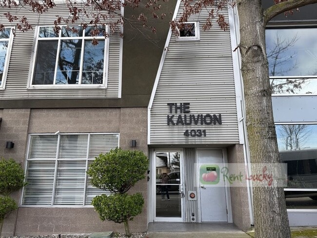 4031 Aurora Ave N in Seattle, WA - Building Photo - Building Photo