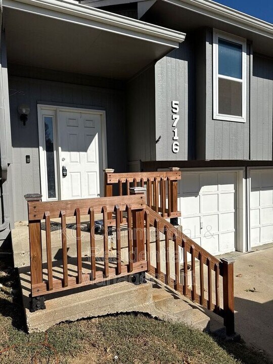 5716 N London Ave in Kansas City, MO - Building Photo