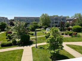 677 Metacom Ave in Bristol, RI - Building Photo