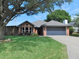 2001 Oak Tree Dr in Denton, TX - Building Photo
