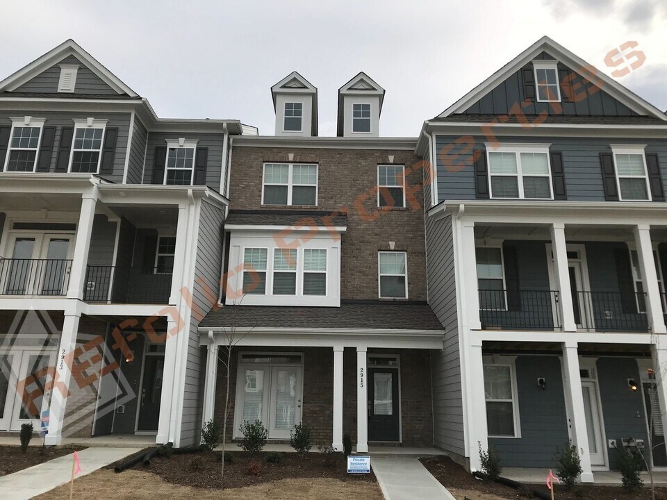2915 Great Lawn Rd in Apex, NC - Building Photo