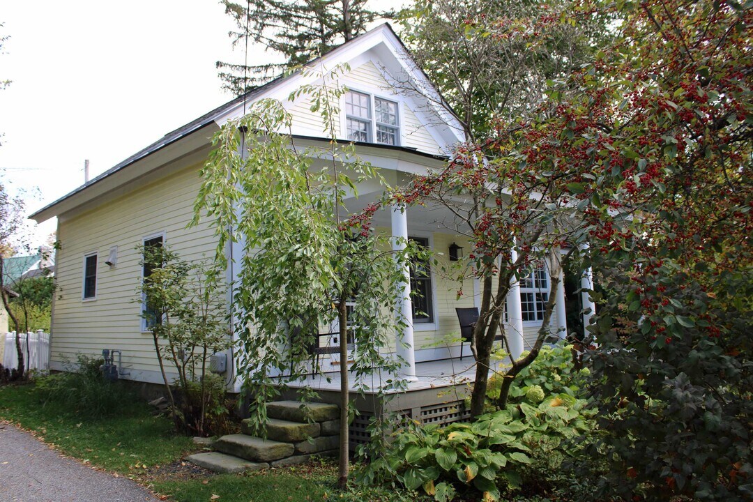 7 High St in Middlebury, VT - Building Photo