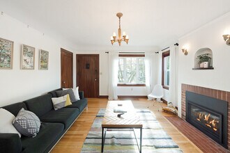 2323 SE Pine St in Portland, OR - Foto de edificio - Building Photo