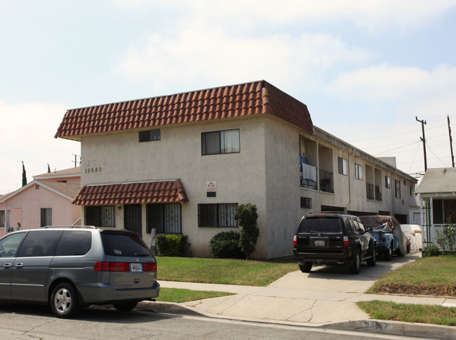 12523 Fonthill Ave in Hawthorne, CA - Building Photo - Building Photo