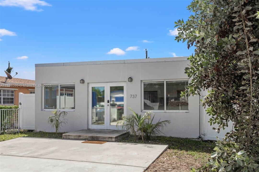737 NW 4th St in Hallandale Beach, FL - Foto de edificio