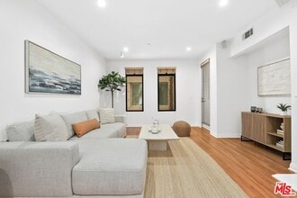 5625 Crescent Park W in Los Angeles, CA - Building Photo - Building Photo