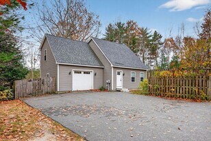 18 Lilac Ln in Kennebunk, ME - Building Photo