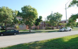 2285 NE 172nd St in North Miami Beach, FL - Foto de edificio - Building Photo