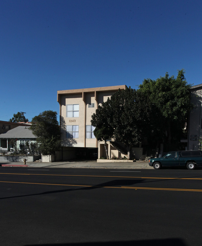 1243 N Virgil Ave in Los Angeles, CA - Foto de edificio - Building Photo