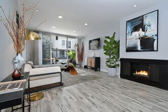 1351 N Crescent Heights Blvd, Unit 114 in West Hollywood, CA - Building Photo - Building Photo