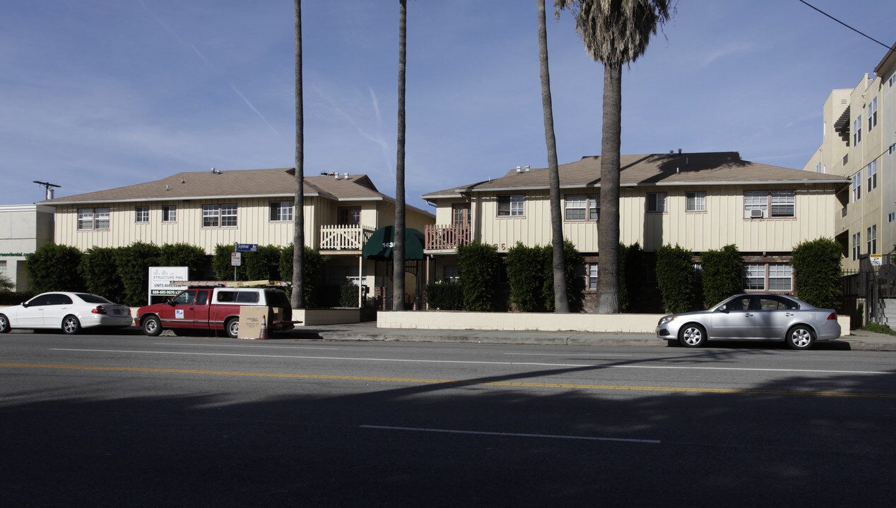 Burbank Boulevard in Van Nuys, CA - Foto de edificio