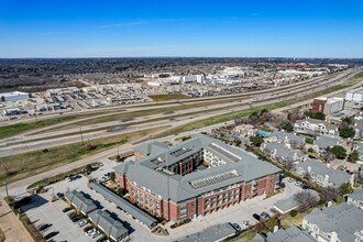 Oaks 55 in Euless, TX - Foto de edificio - Building Photo