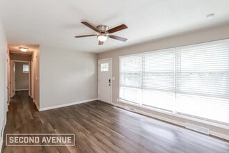 401 Lacy Ln in Belton, MO - Foto de edificio - Building Photo