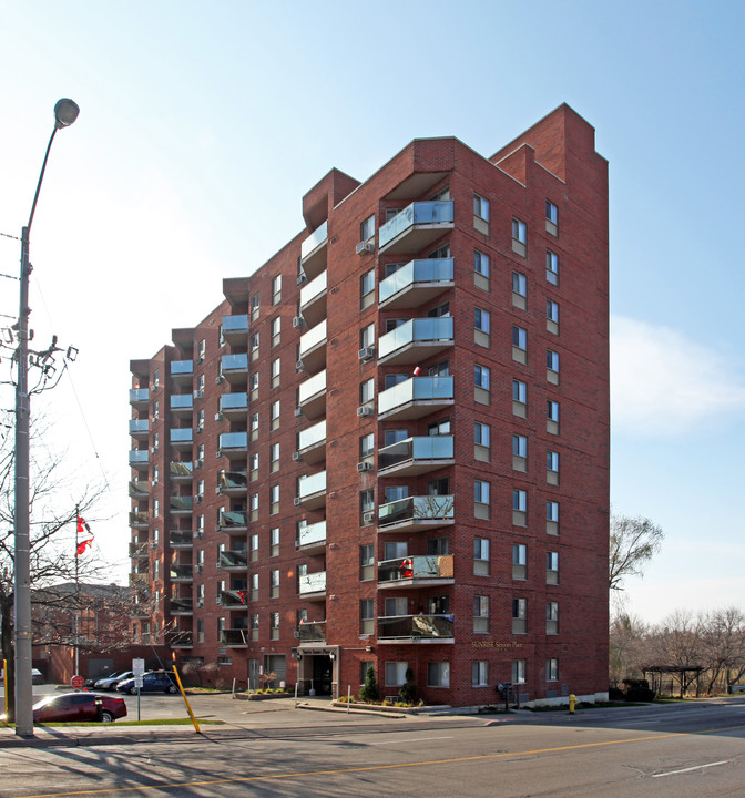 Sunrise Seniors Place in Oshawa, ON - Building Photo