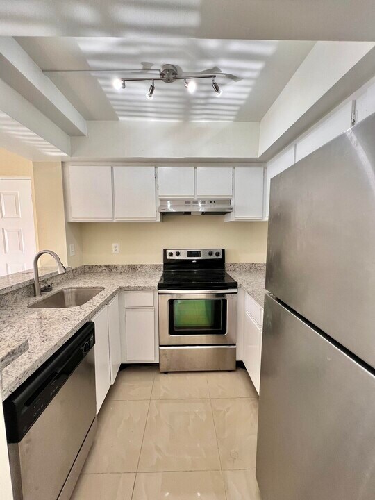 752 Executive Center Dr in West Palm Beach, FL - Building Photo