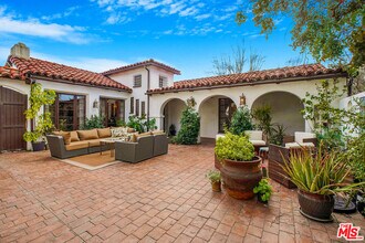 1072 E Fairmount Rd in Burbank, CA - Building Photo - Building Photo