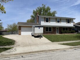 1708 Howlett Ln in Waukesha, WI - Building Photo