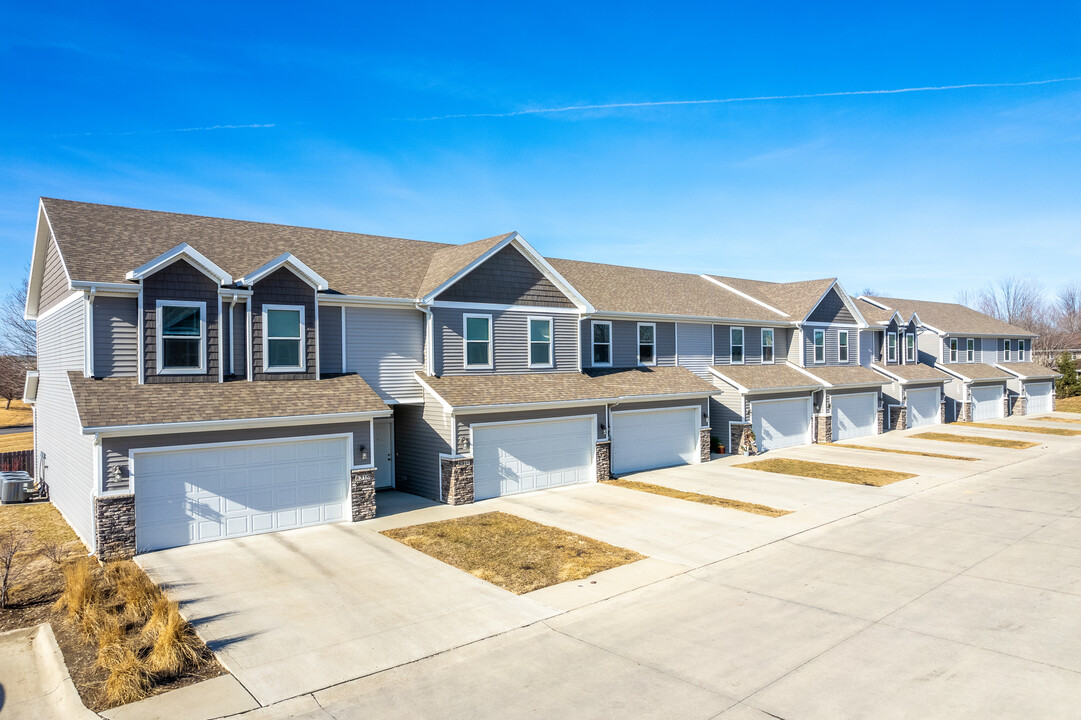 Northwoods Place Townhomes in Urbandale, IA - Building Photo